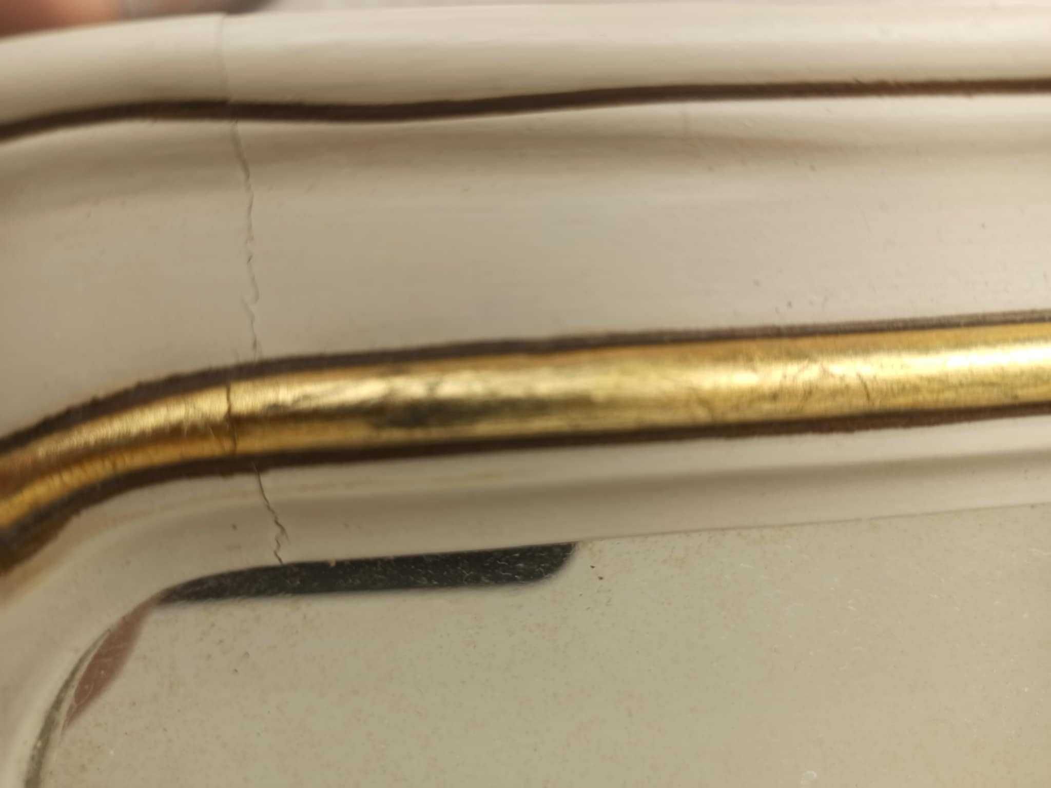 Espelho de parede, moldura em madeira tons branco e dourado