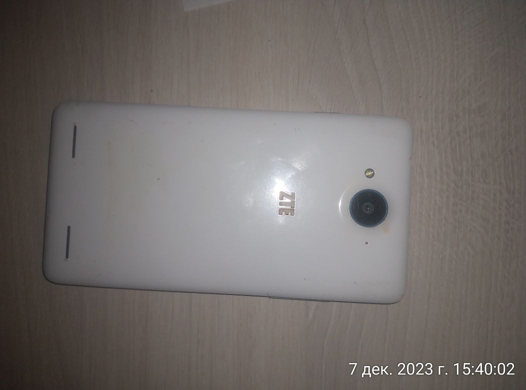 Телефон ZTE v5.            .