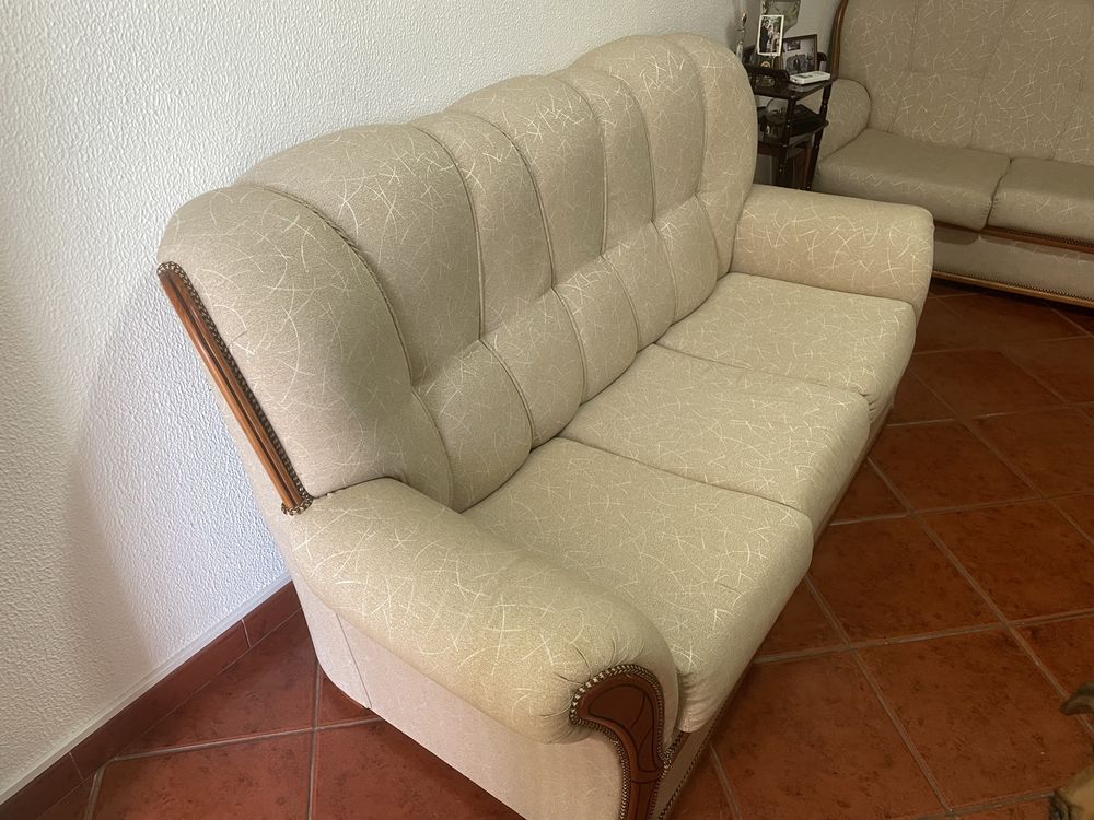 2 sofas um deles sofa cama