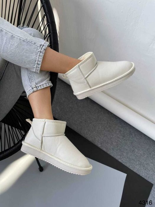 Світлі нові короткі уггі натуральна шкіра ультракороткі молочні  40р