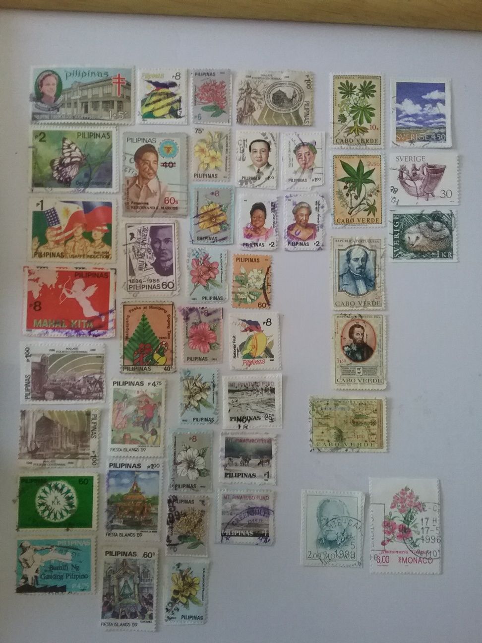 Conj. de selos de vários países do mundo antigos e recentes