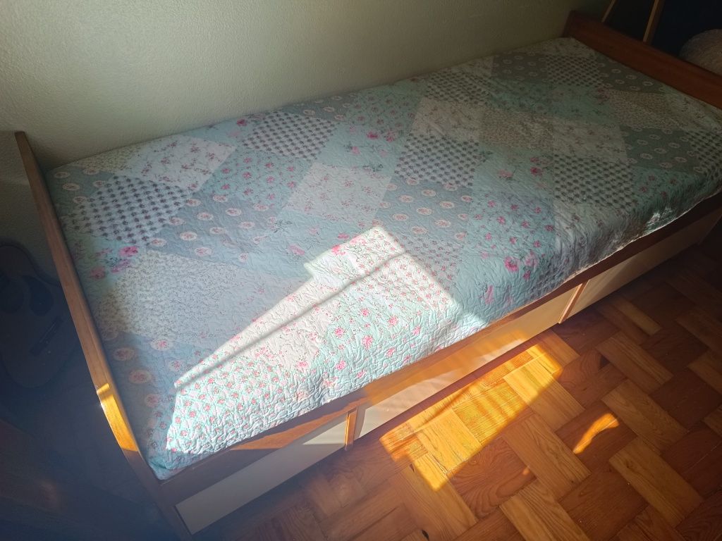 Mobília de Quarto (Cama, Roupeiro, Armário)