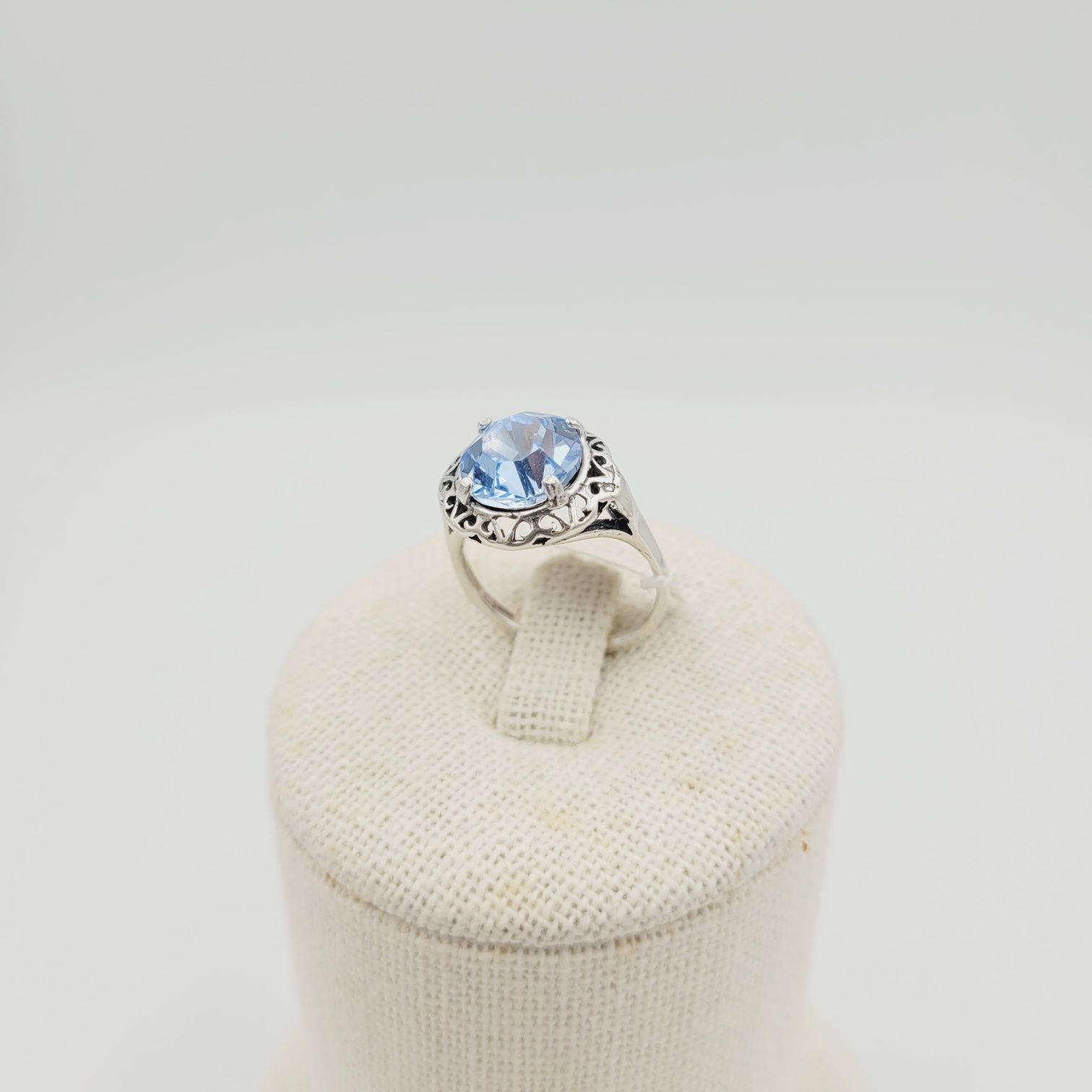 Srebrny pierścionek pr 925 z niebieskim kryształem