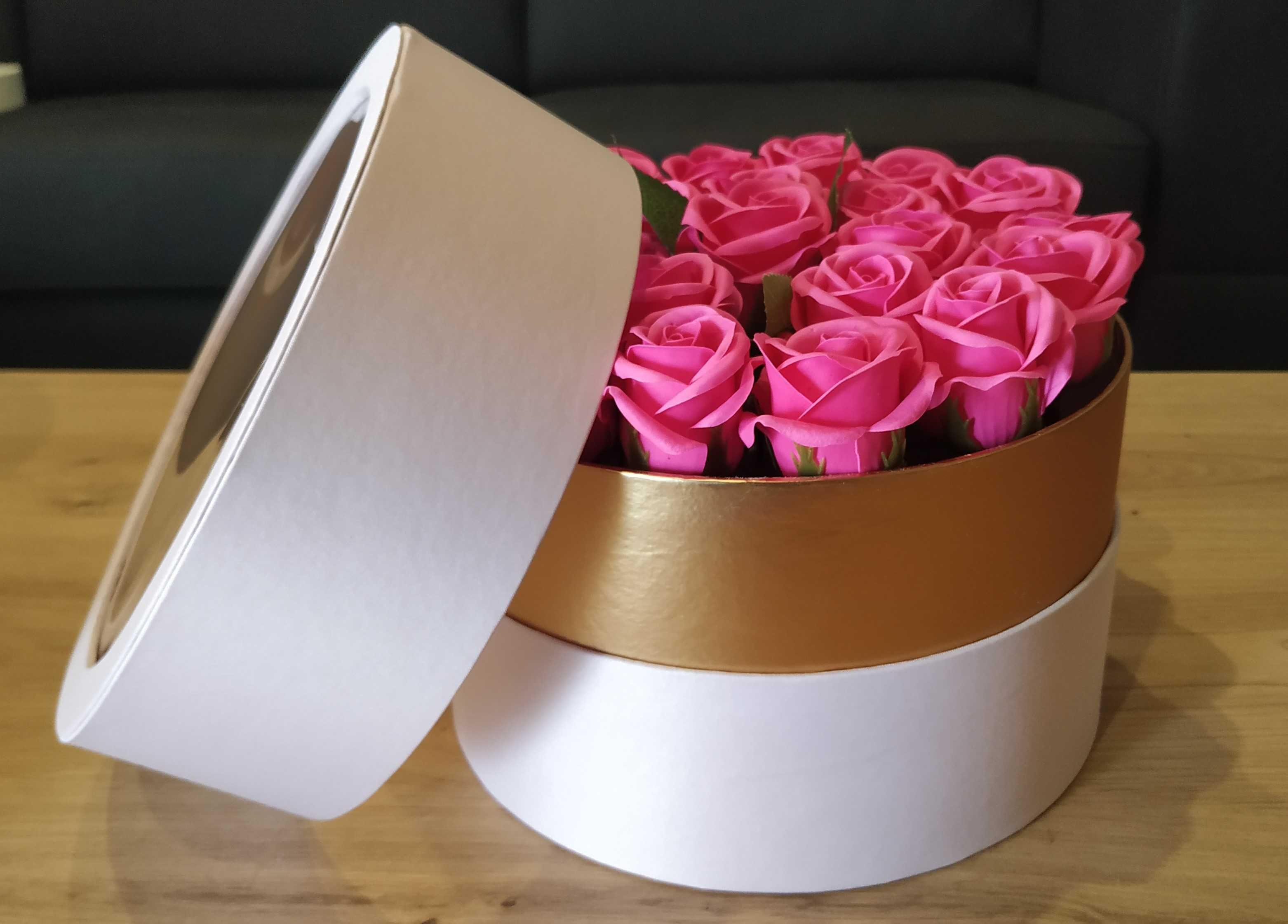 Caixa com rosas de sabão cor fúcsia