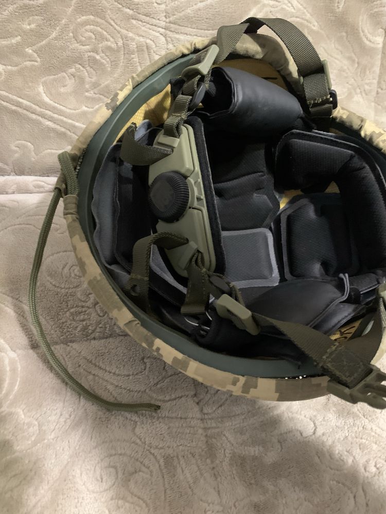 Шолом розмір м в гарному стані