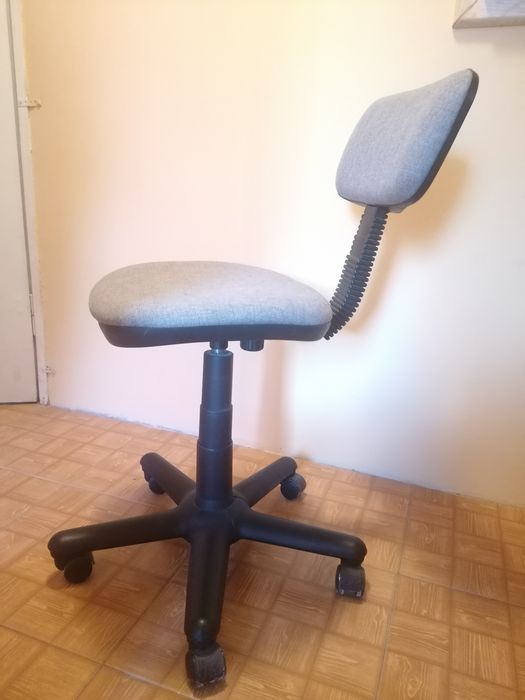 Krzesło biurowe, obrotowe z regulacją wysokości