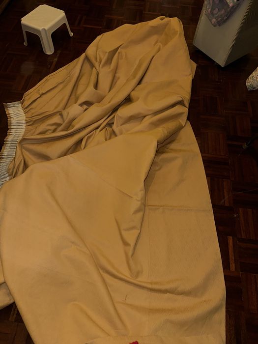 Conjunto 2 cortinas tecido opaco amarelo escuro