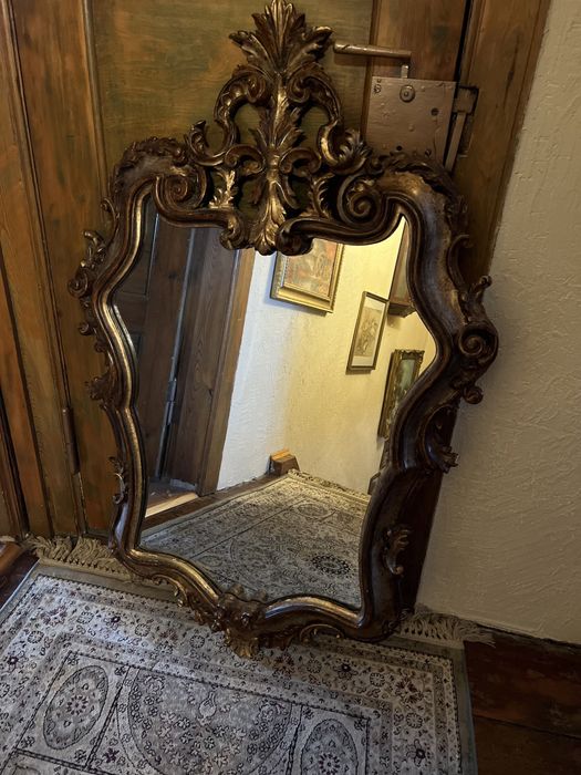 Stare duże lustro w drewnianej ramie