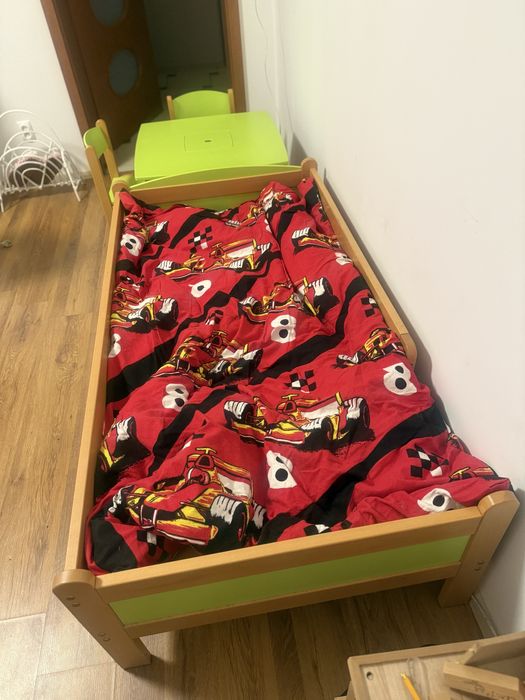 Lozeczko dzieciece w zestawie stolik i dwa krzesla