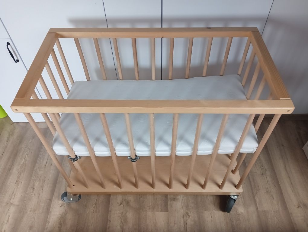 Łóżeczko na kółkach do małej sypialni