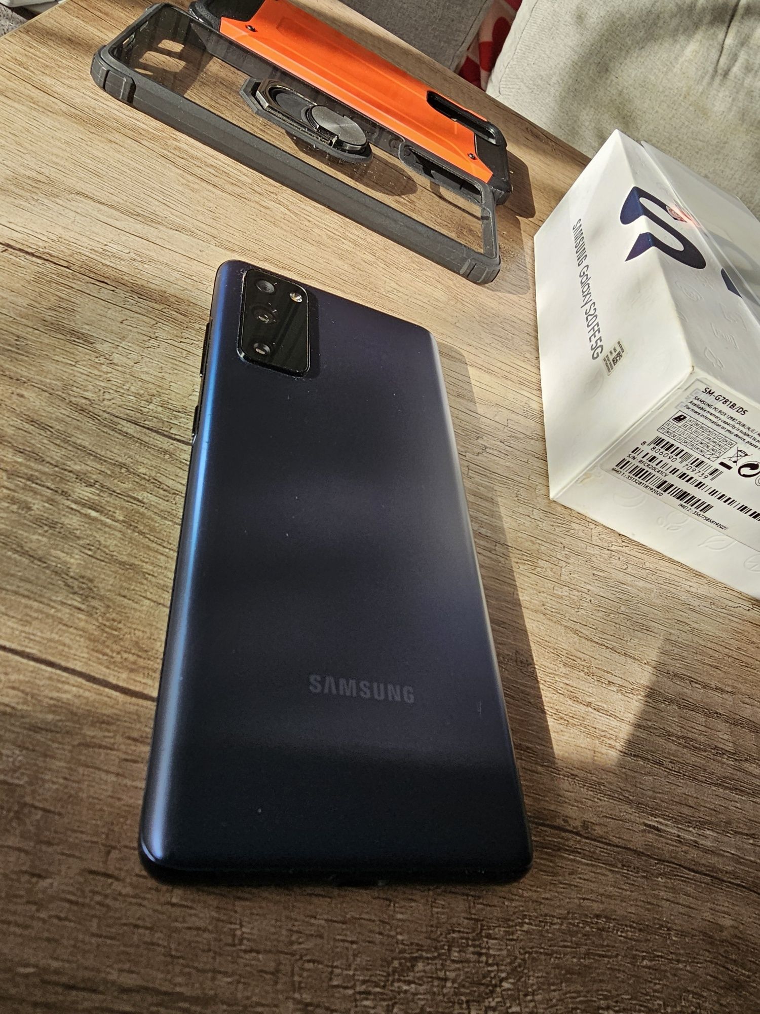 Samsung Galaxy S20 FE 5g 6/128 sprawny z jednym minusem