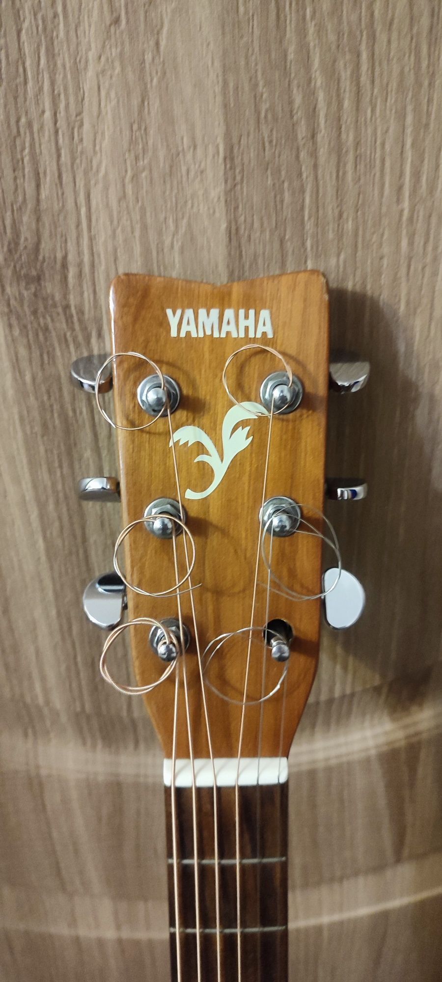 Продам акустическую гитару Yamaha F370