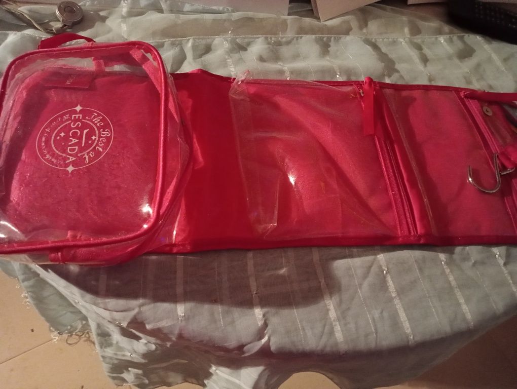 Bolsa organizadora com diversas divisórias