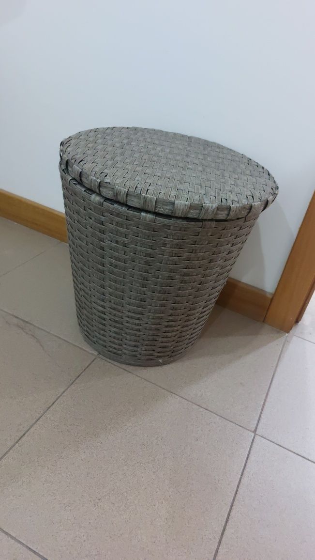 Cesto/banco em palhinhas, como novo