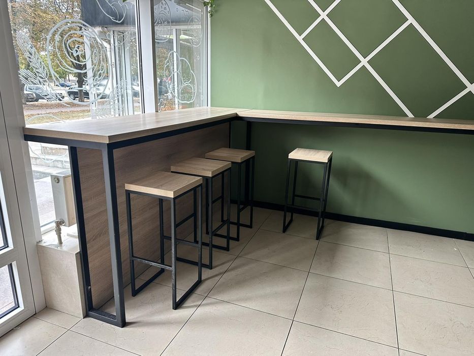 Барна стійка+ 6 стільців. Столик дерев'яніий.