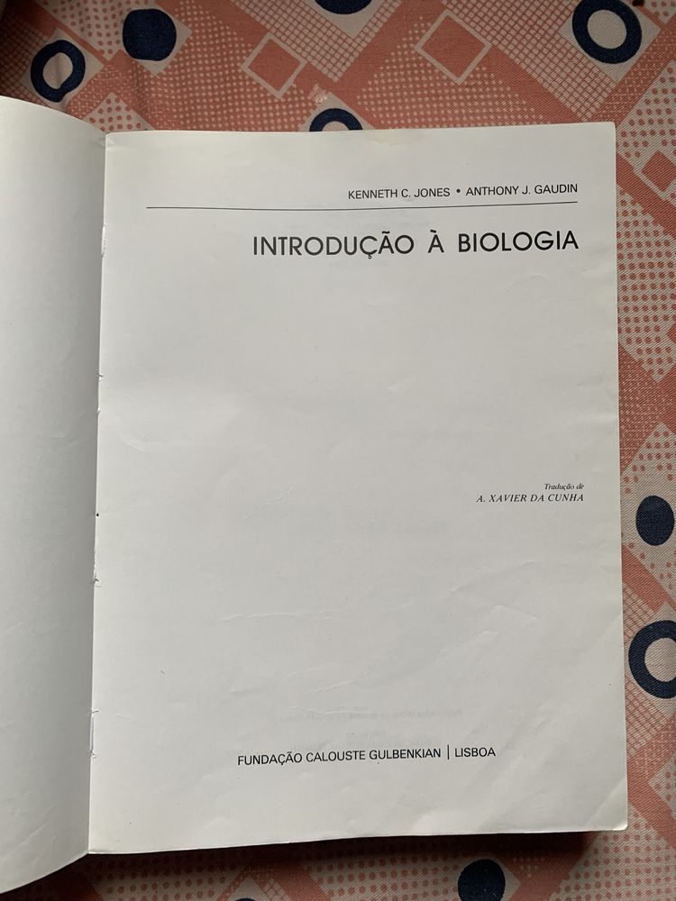 “Introdução à biologia” de Kenneth C. Jones e Anthony J. Gaudin