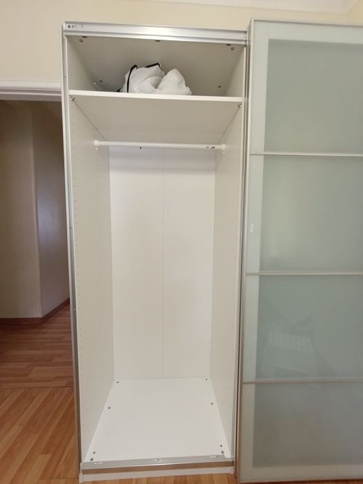 Roupeiro IKEIA PAX branco com portas deslizantes