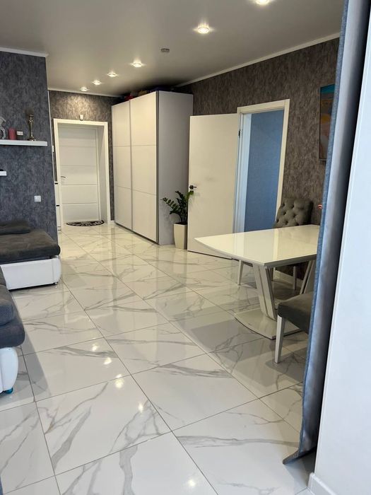 Метро Левада 1 минута.Новострой