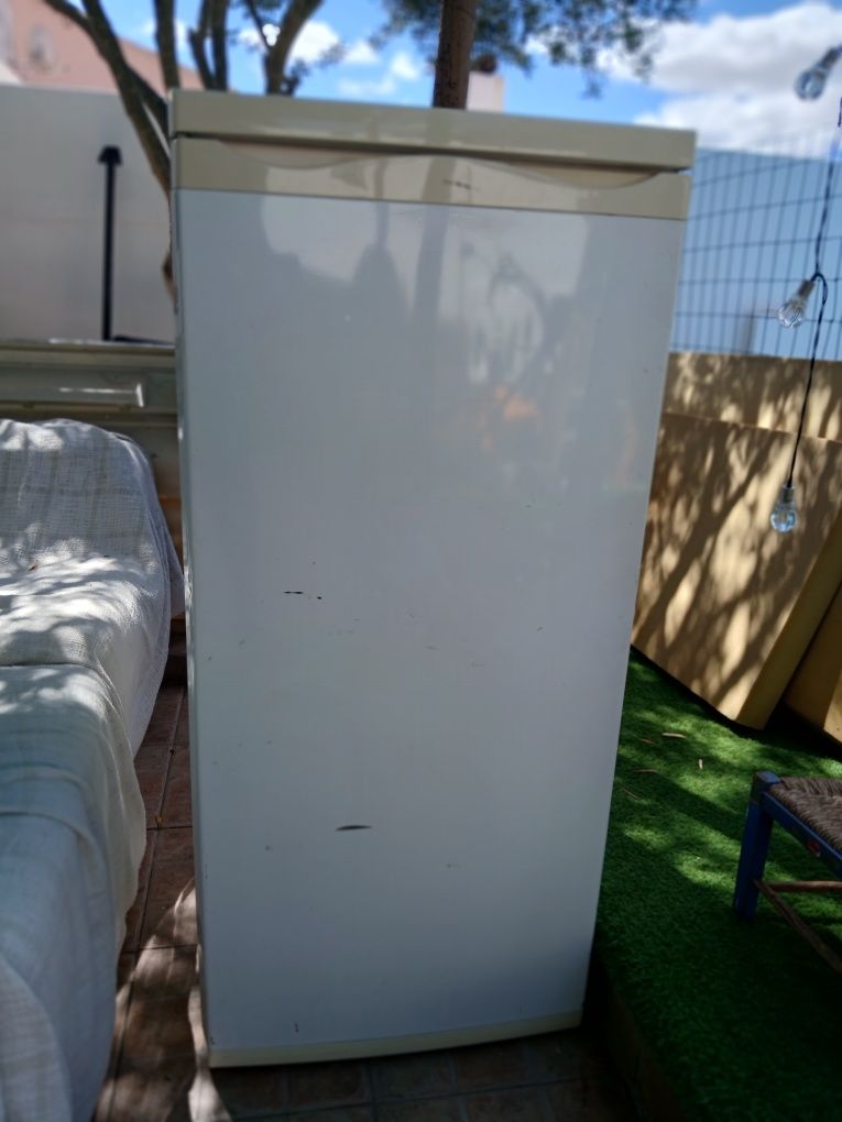 Frigorífico com congelador