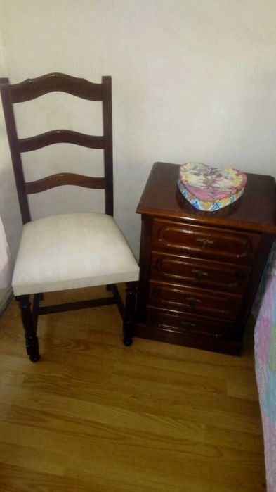 Mobília de Quarto de Casal em Madeira Castanho Maciça