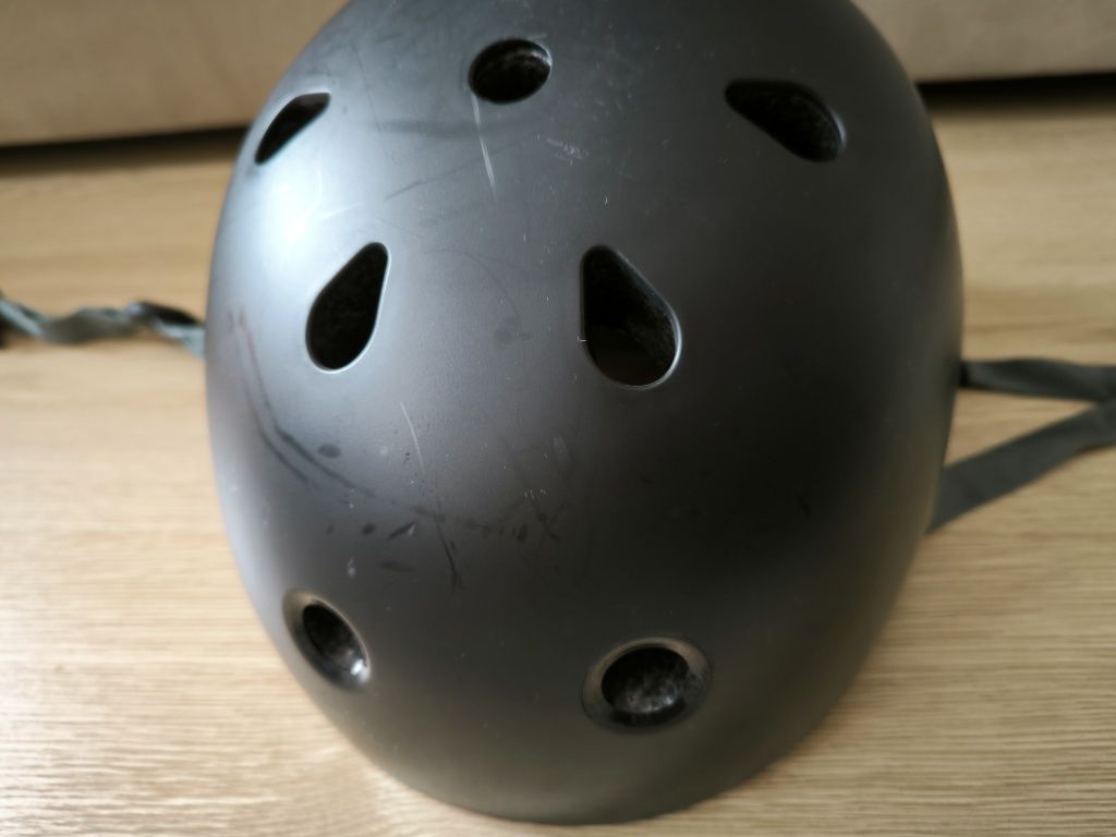 Czarny kask Oxelo, rozmiar M na hulajnogę, rolki, deskorolkę
