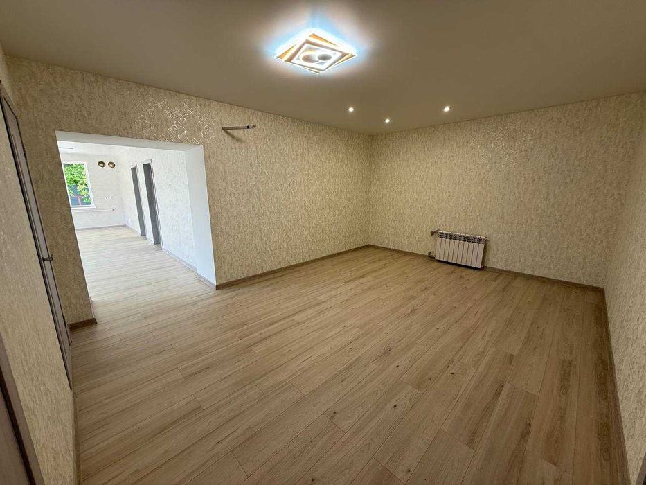 Продам новий будинок з басейном в центрі міста (пр. Миру/Пушкіна)