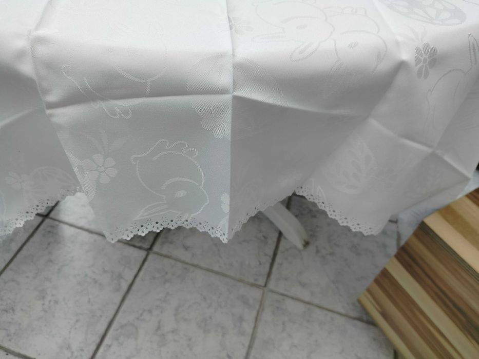 Biały plamoodporny obrus 160 x 160 wielkanocny