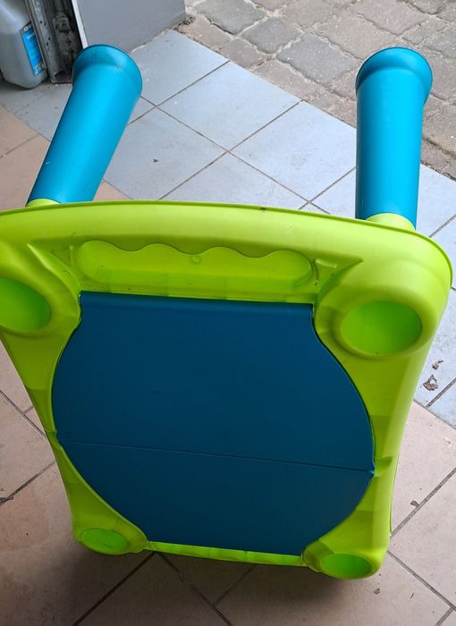 Plastikowy stolik dziecięcy