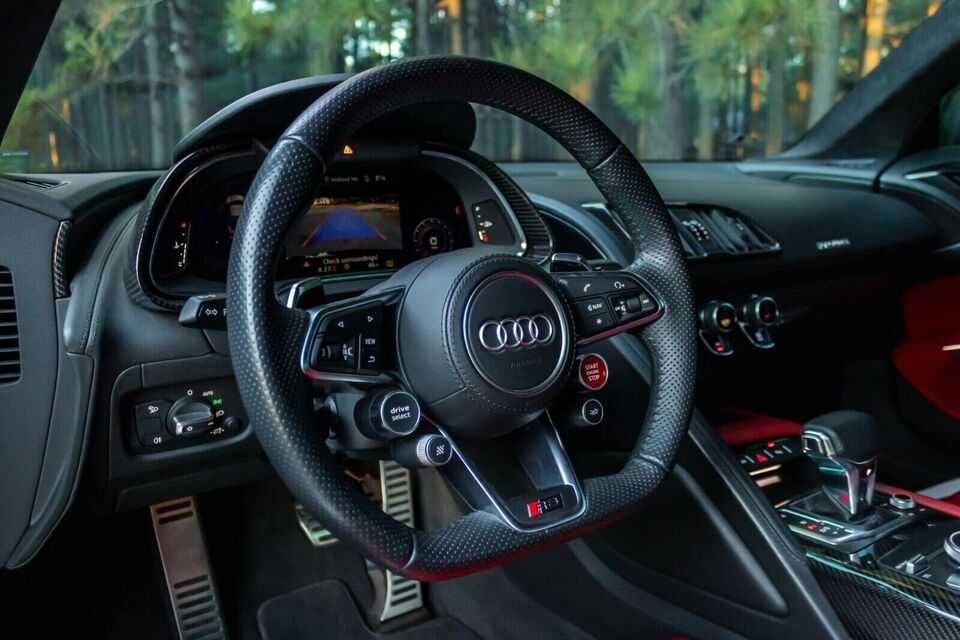 2020    Audi   R8