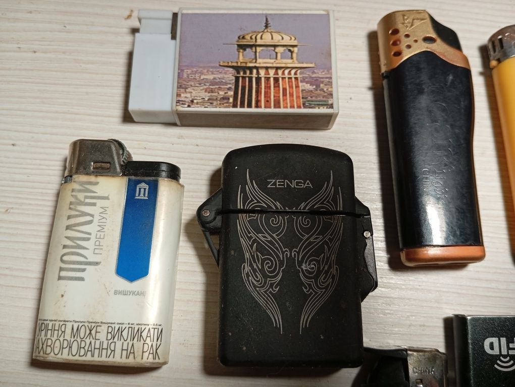 Старые коллекционные  зажигалки.