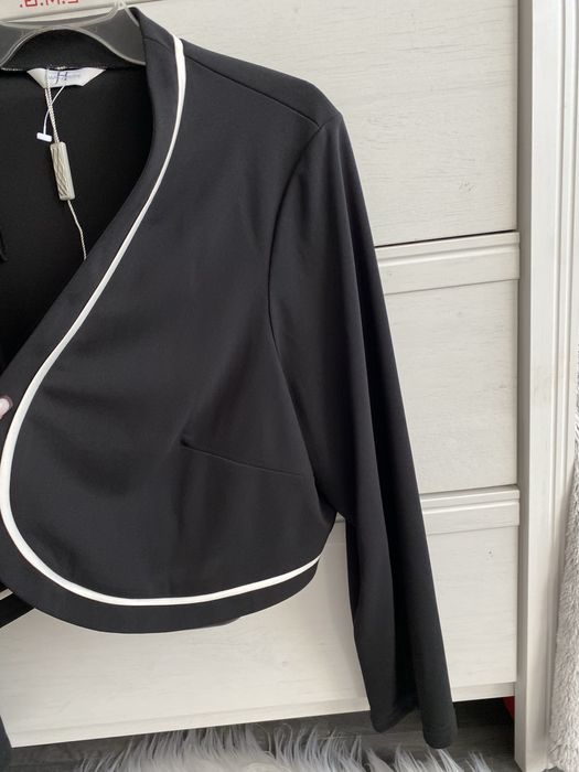 Joanna Hope czarne bolerko z kontastrową lamówką