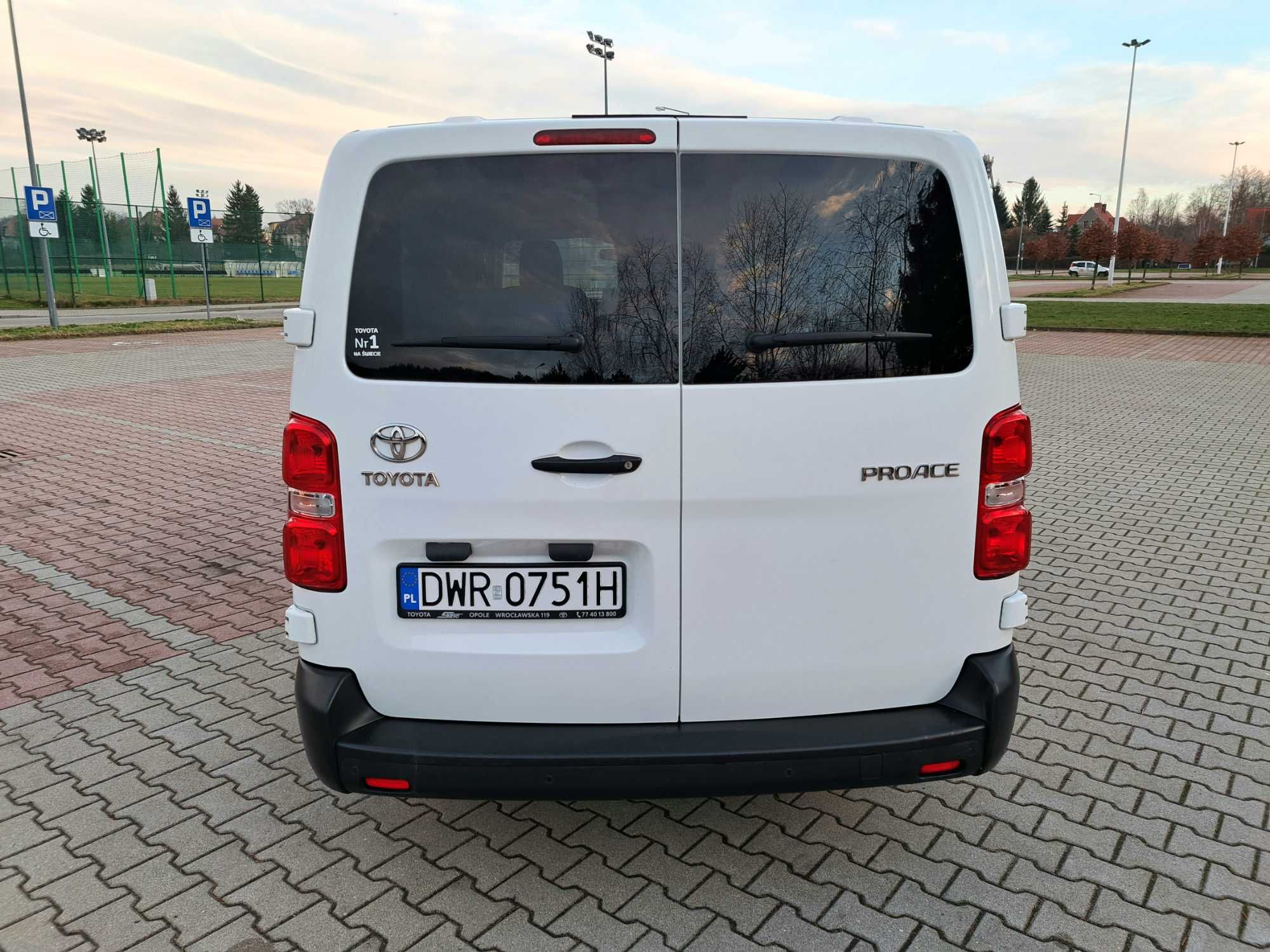 Do wynajęcia 9-osobowy bus - Toyota Proace Verso Long 2.0