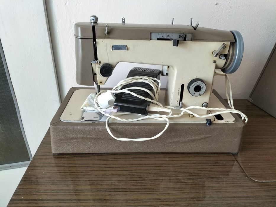 Stara maszyna do szycia Łucznik z szafka
