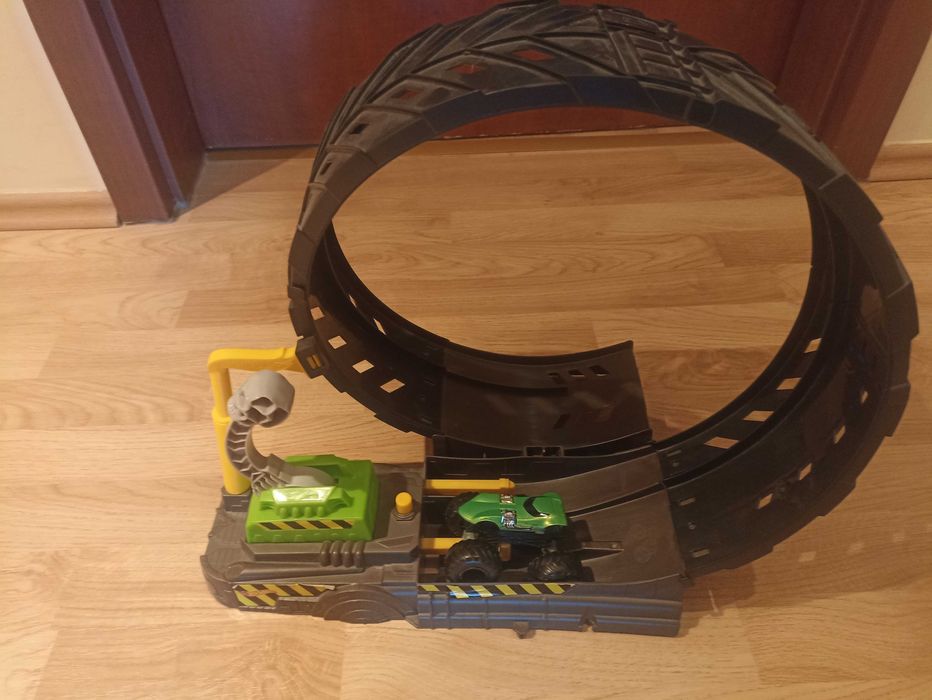Tor samochodowy Hot Wheels- spirala (zabawka dla dziecka)