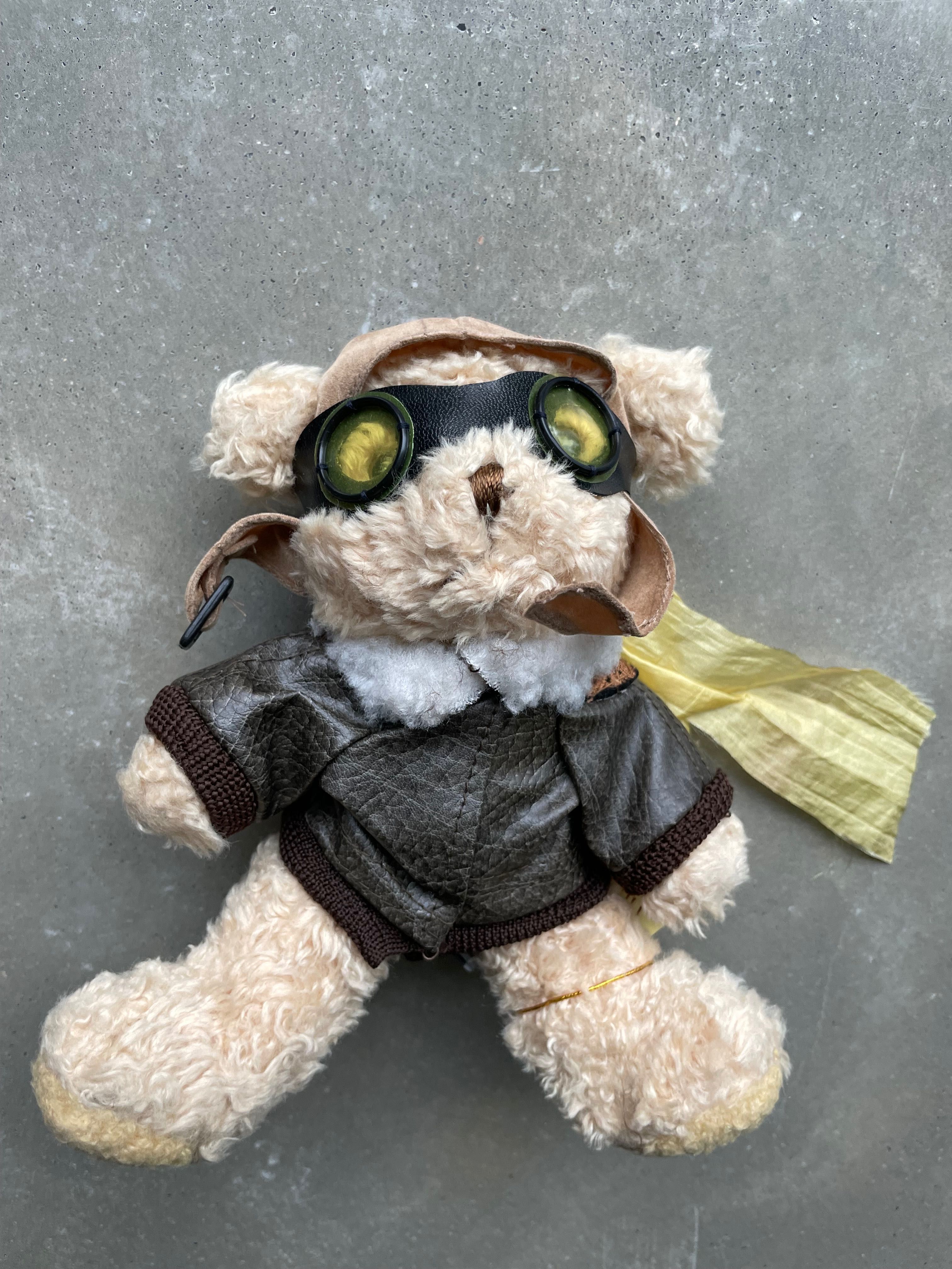 Maskotka miś pilot