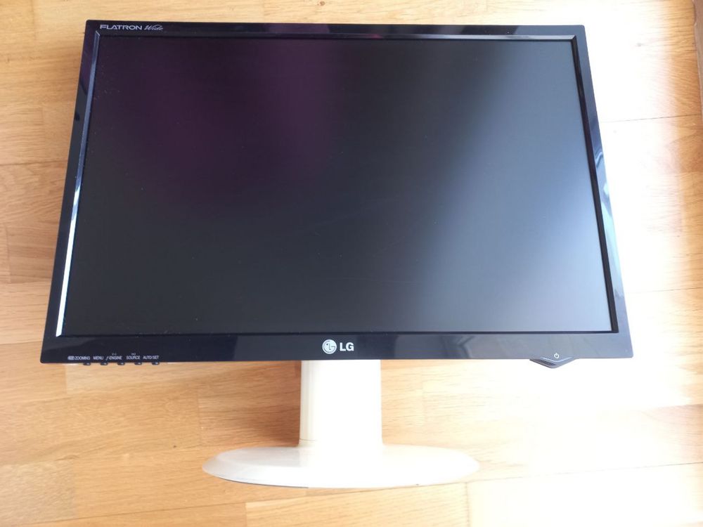 Монитор Lg белого цвета