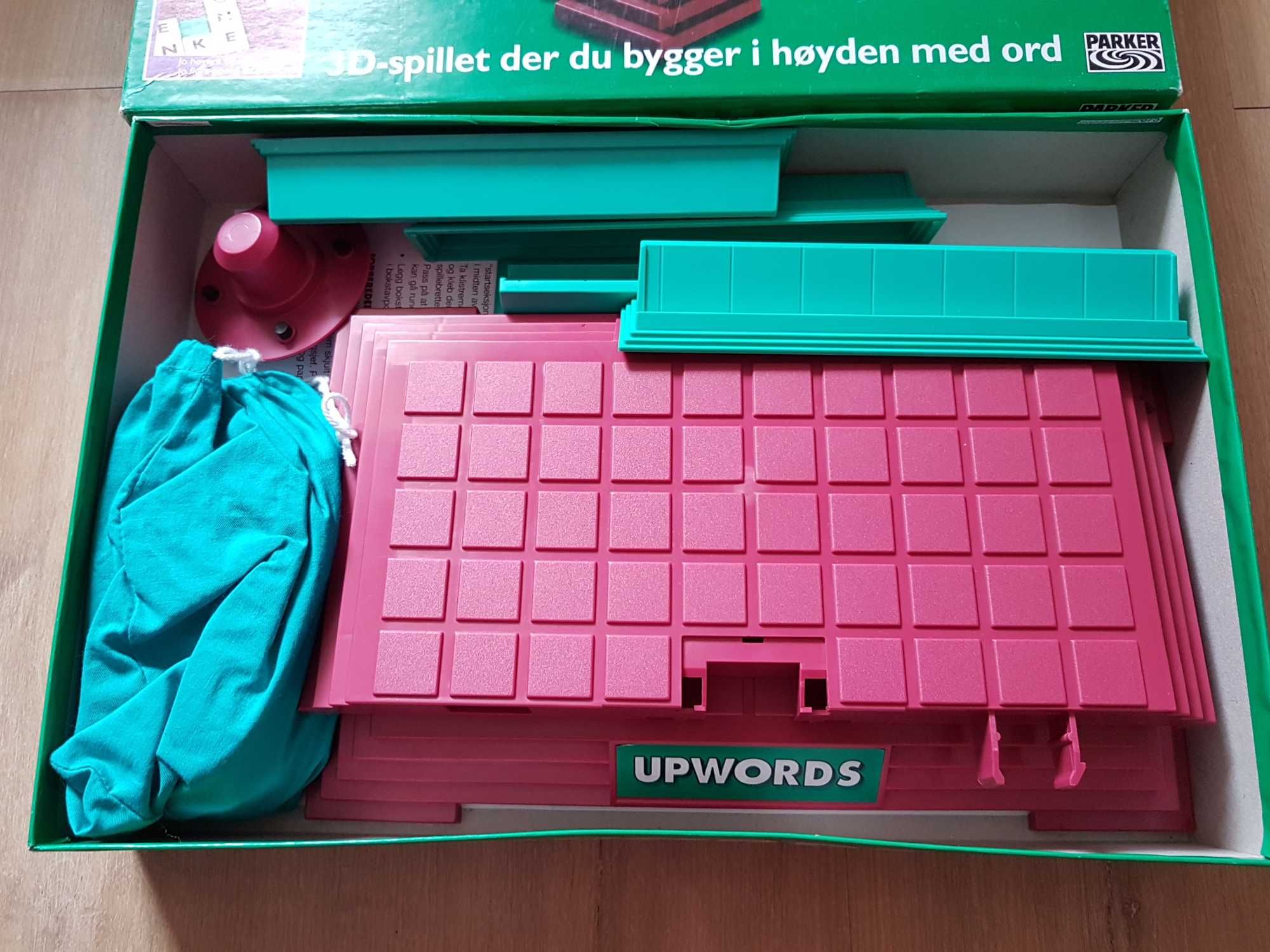 Gra Parker Upwords Przestrzenna gra w budowanie słów Scrabble