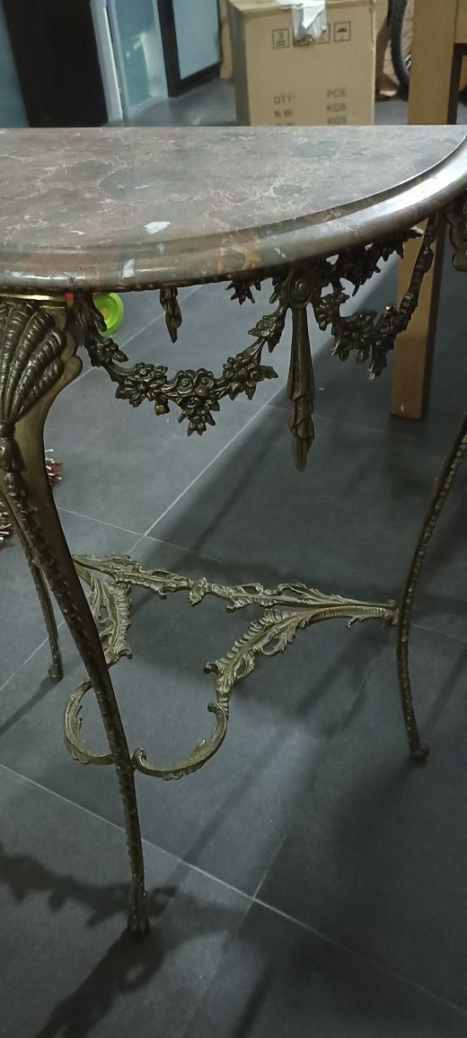 Mesa antiga, ferro e mármore