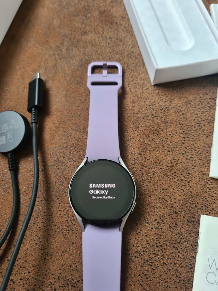 Смарт-часы Samsung Galaxy Watch 5 40mm, Новые, куплены в Европе
