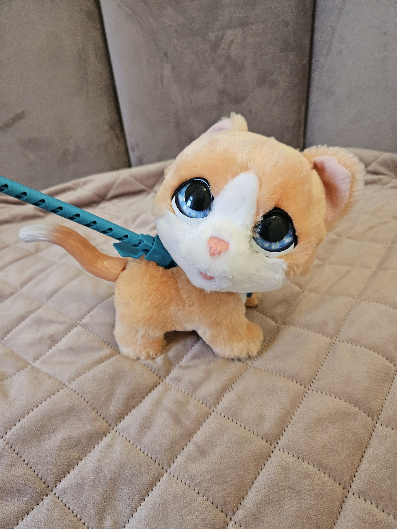 Kot interaktywny Hasbro Furreal Walkalots kotek na smyczy 

H