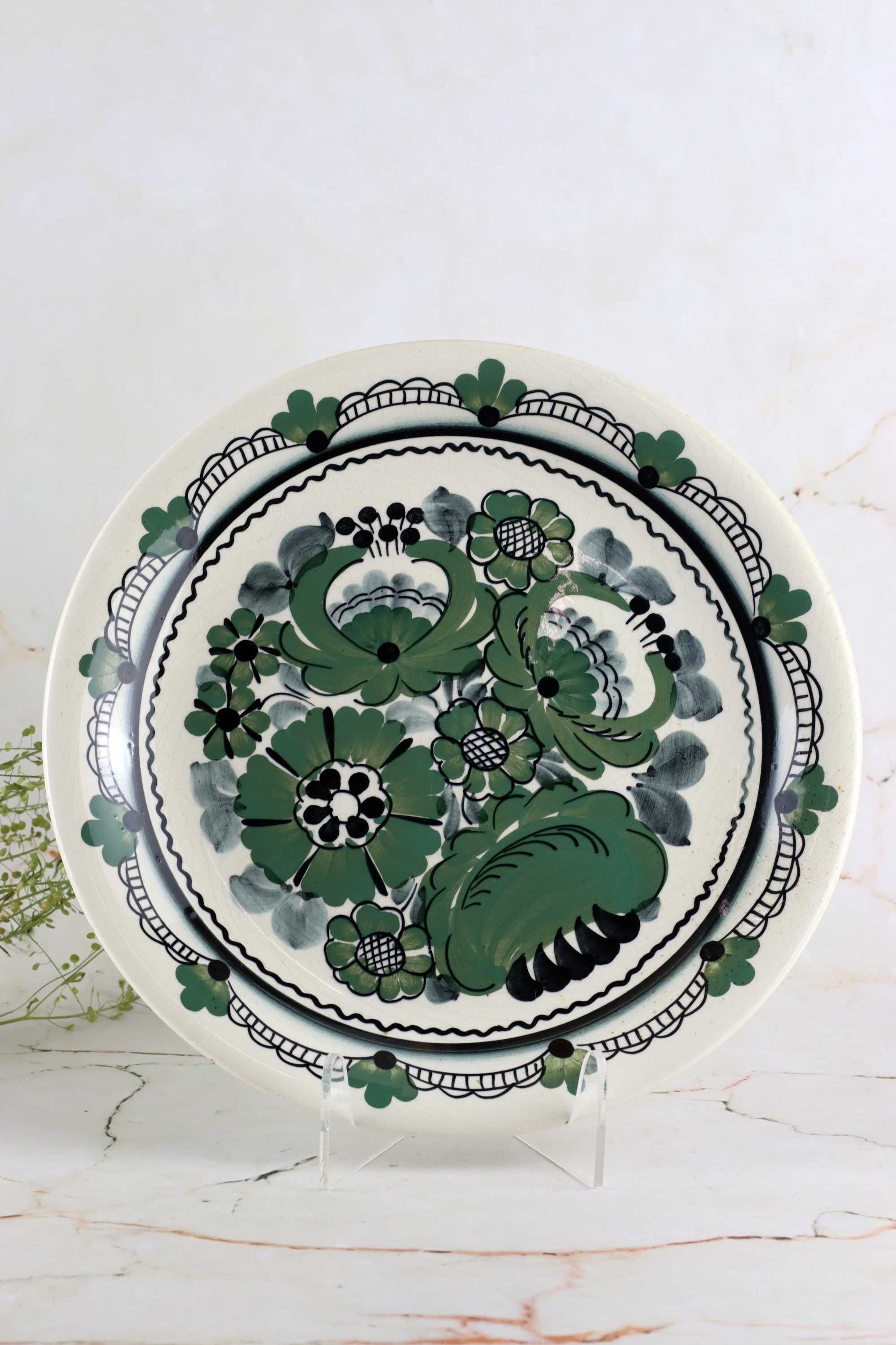 Fajansowy talerz z czarno-zieloną dekoracją fajans Włocławek ceramika