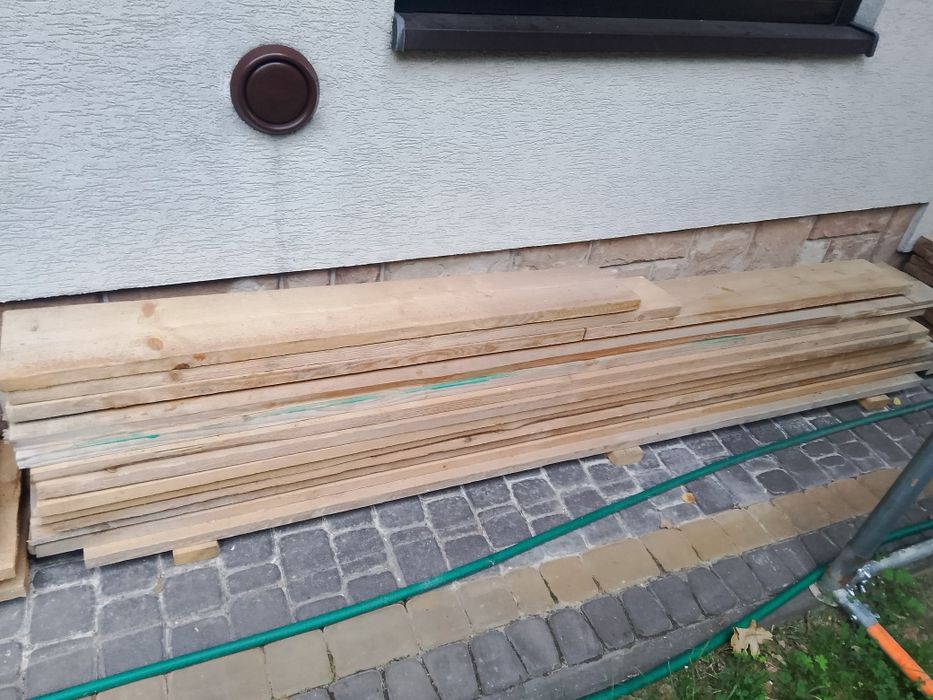Deski szalunkowe różnej wielkości o grubości 32 mm