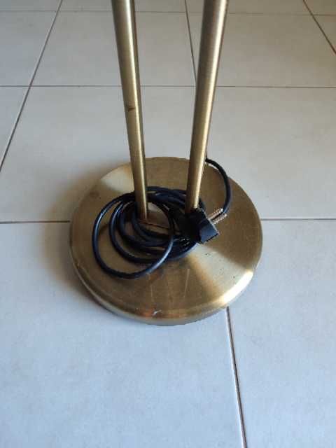 Candeeiro de pé dourado