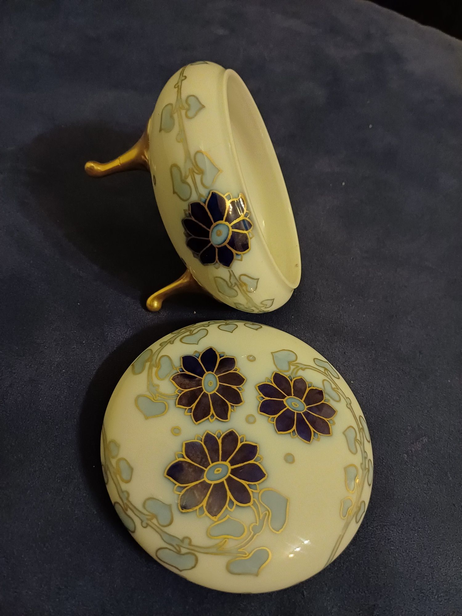 Puzderko szkatulka porcelanowa na nozkach Handmade