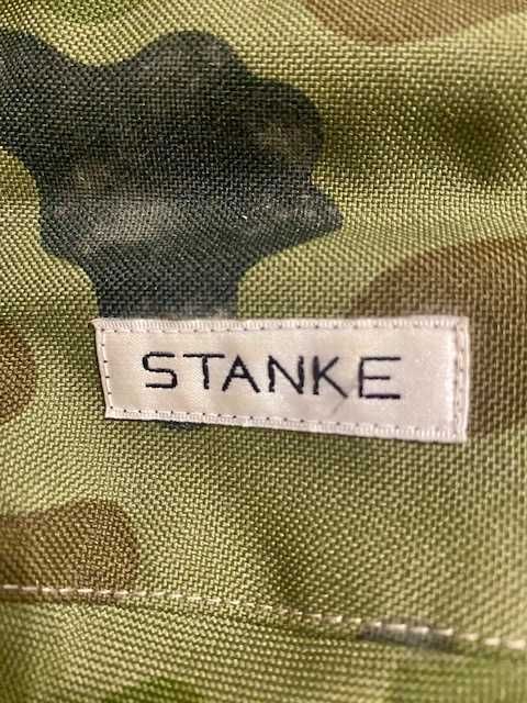 Saszetka nerka marki Stanke w kolorze moro / odcienie zieleni na zamek