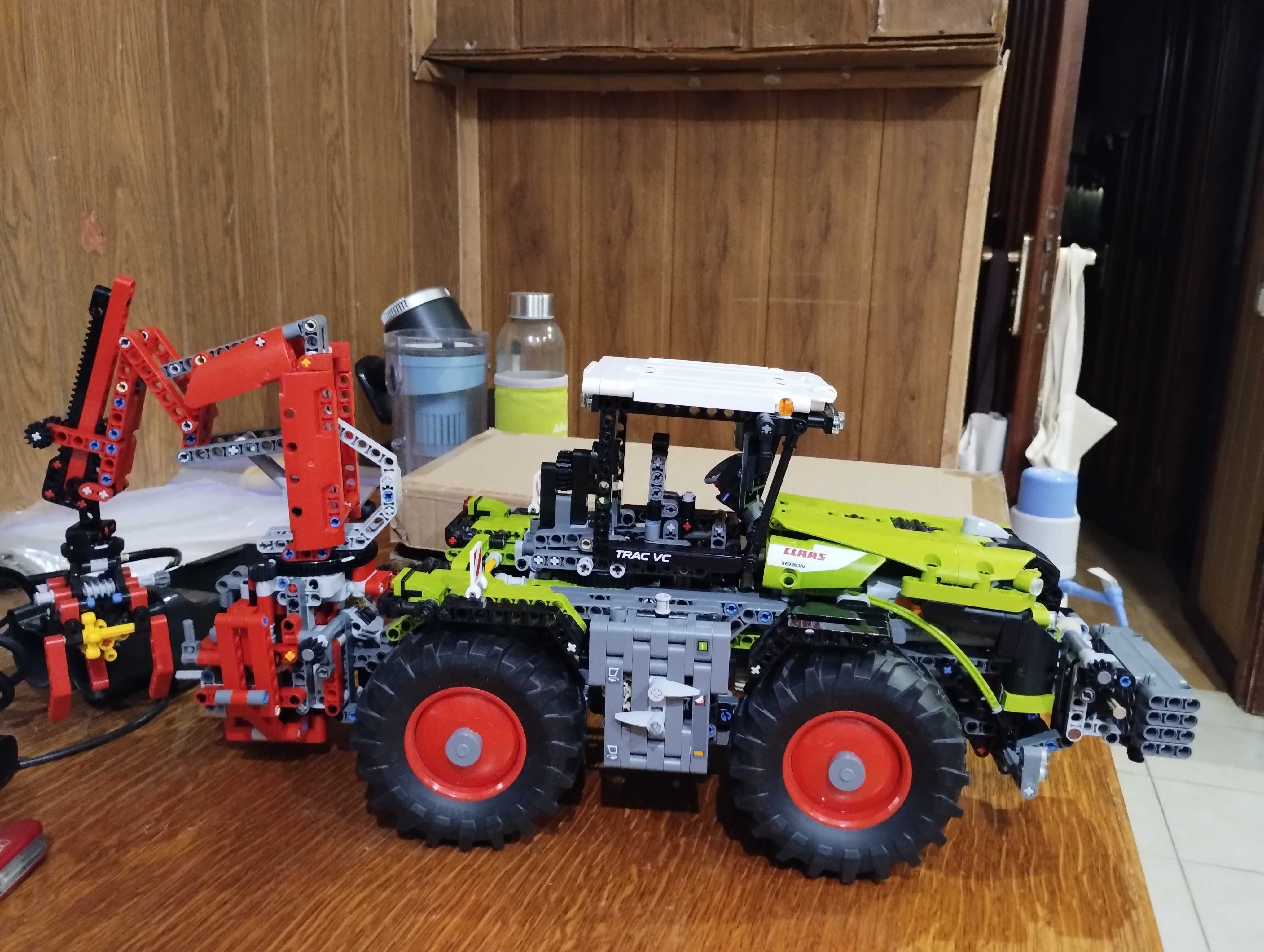 Конструктор LEGO Technic CLAAS XERION 5000 TRAC VC (42054)
