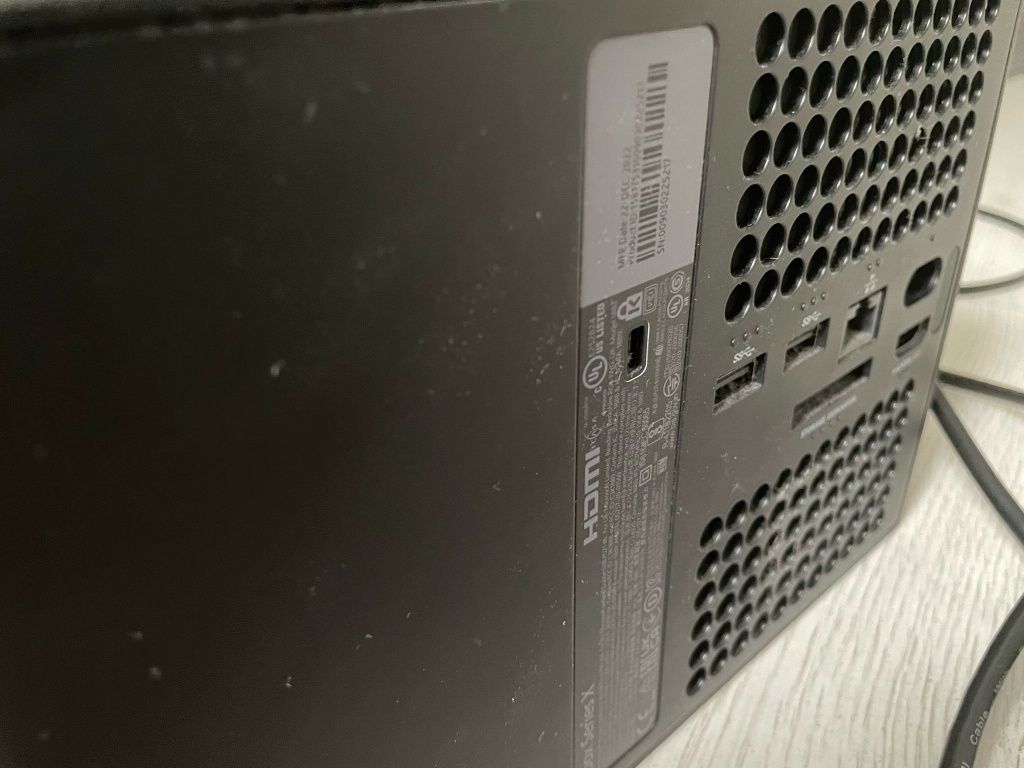 Xbox series x z padem i kablami