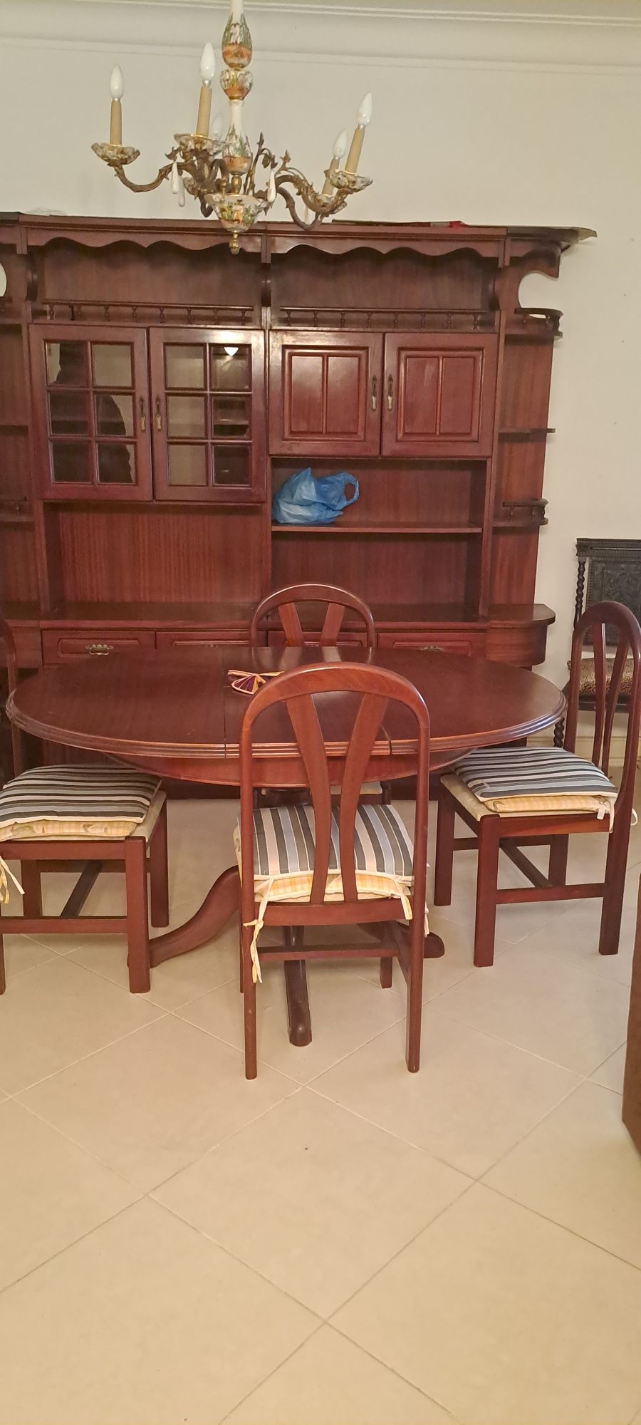 Moveis em Mogno de Sala e Casa de Jantar com mesa e 4 cadeiras