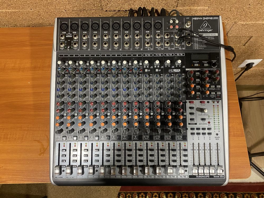 Mesa mistura Behringer QX 2442 USB