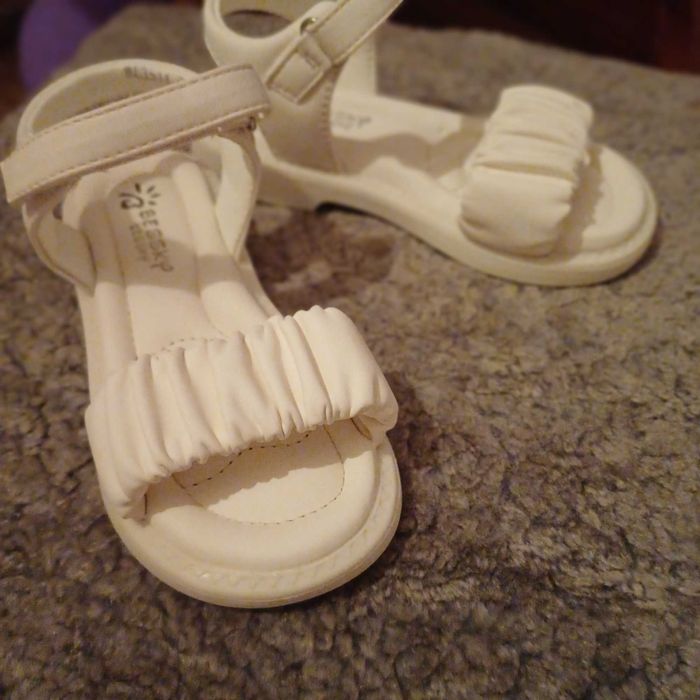 Сандалі на дівчинку